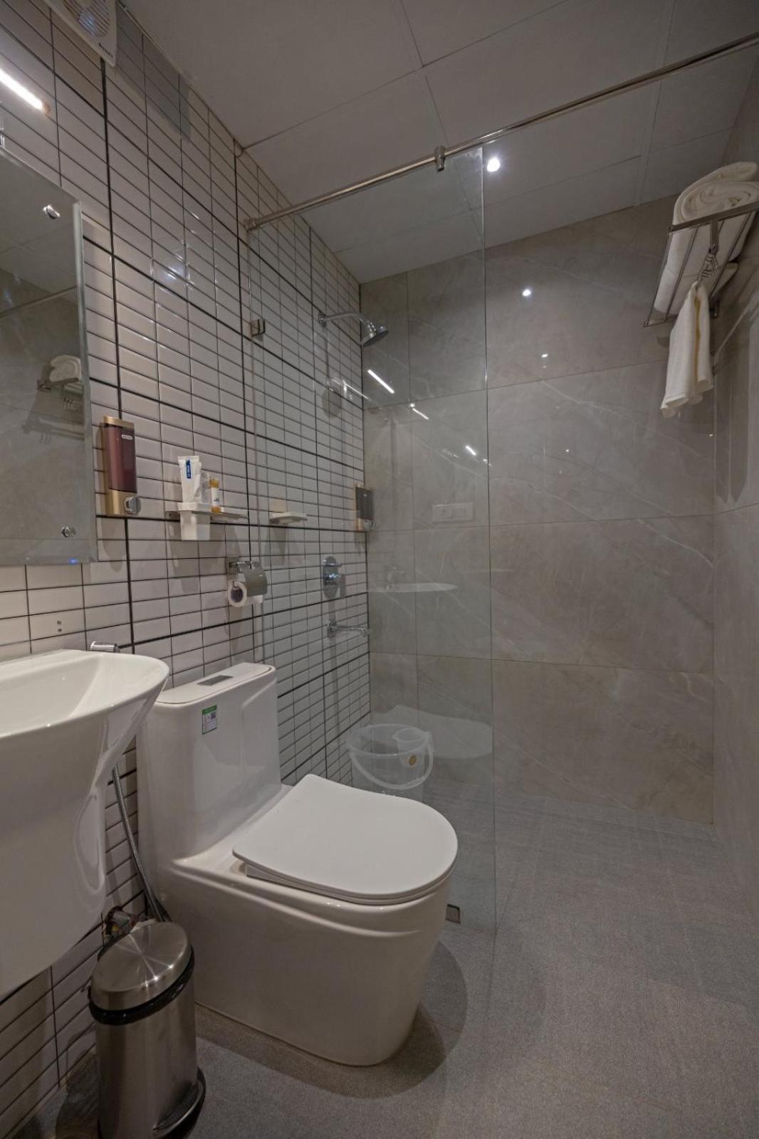 Grand Continent Hotel Gachibowli Near Us Consulate 외부 사진